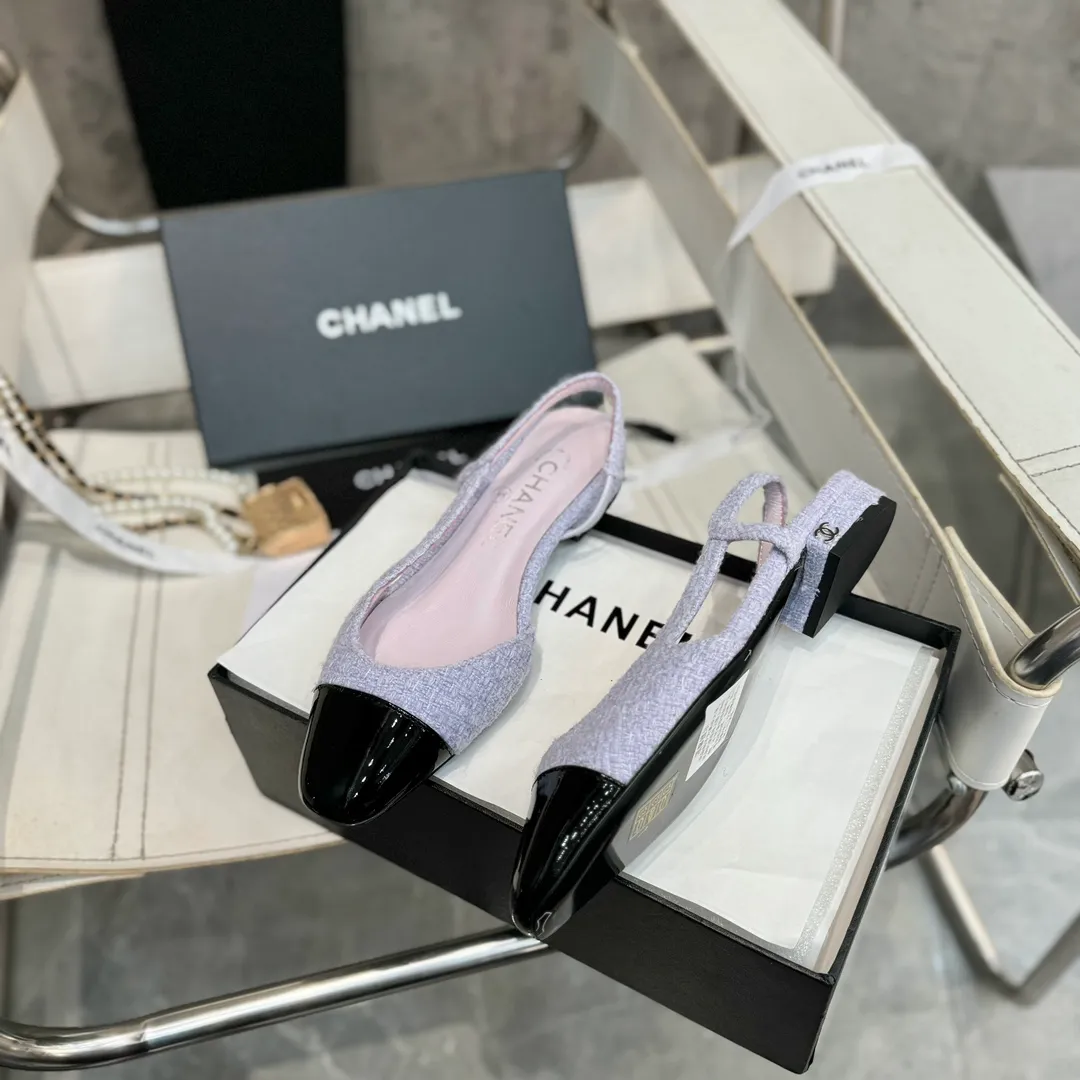 👟👟Ex-factory price 480👟👟 CHANEL Chanel flat bottom series🌹Fashionable classic sandals loved by all stars Fabric [👉] Mixed sheepskin👣🐏 Lining [👉] Silk sheep lining👣🐏 Insole [👉] Silk sheep👣🐏 Sole [👉] Genuine leather outsole imported from Italy 🌻 Packaging [👉] Chanel original box packaging 🌸 Code number [🦶🏻] 34-42 (⚠️34.41.42 is a custom code and cannot be returned or exchanged. Please understand)
